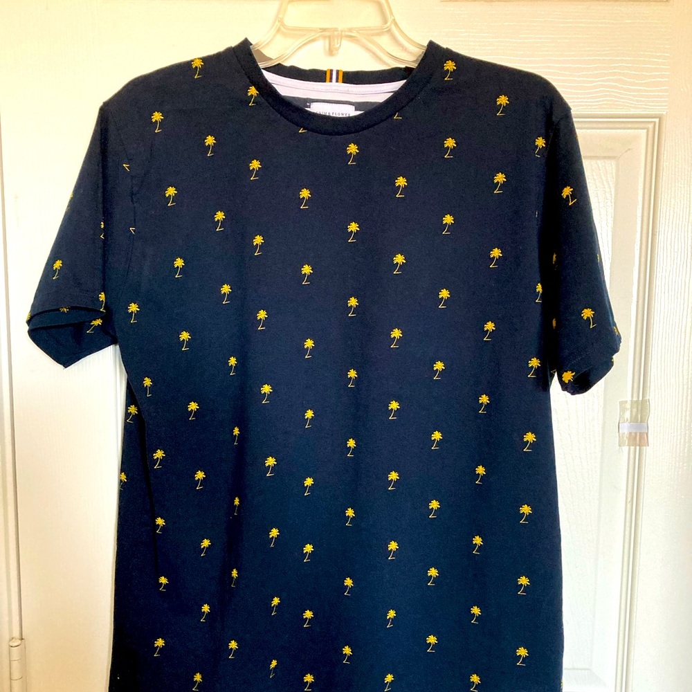 Denim & Flower tee shirt. Blue. Size Large.